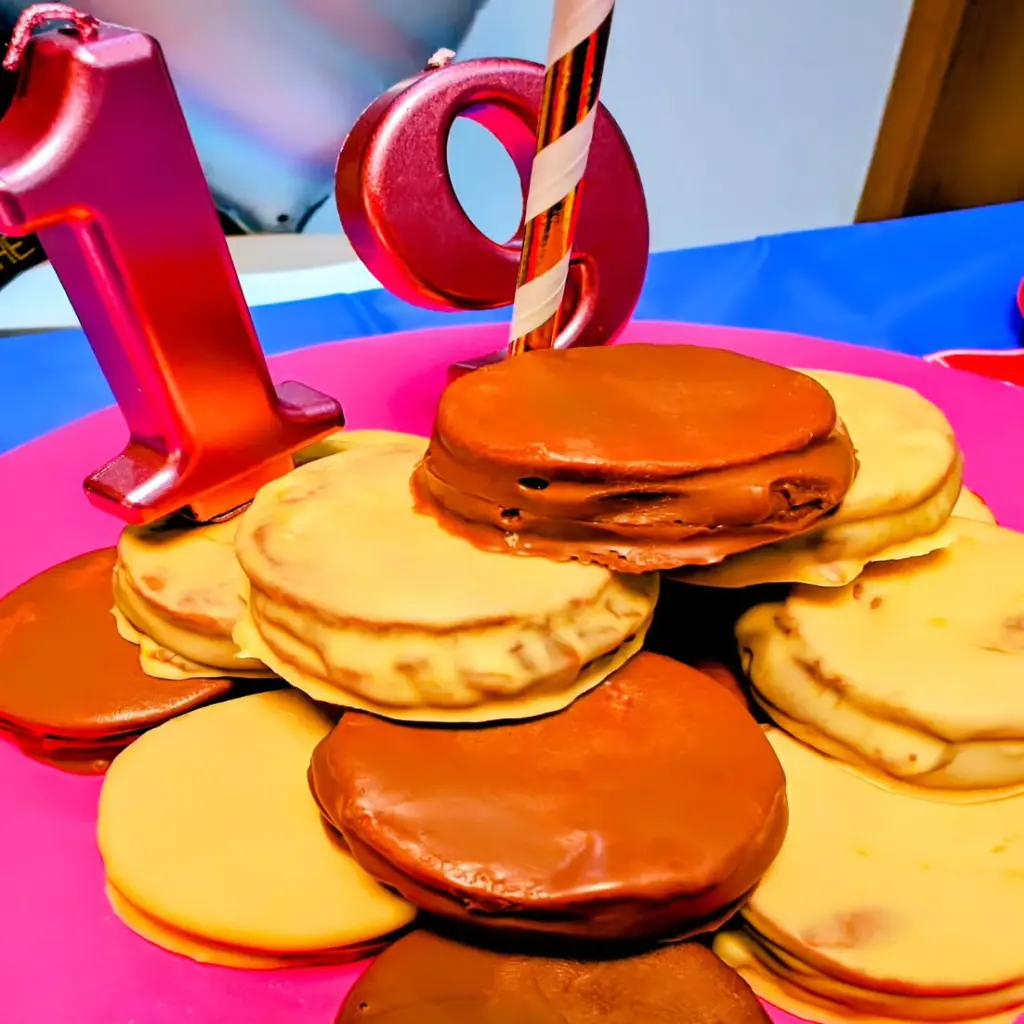 Muchos alfajores en una torta de cumplea&ntilde;os! הרבה אלפחורס בעוגת יום הולדת