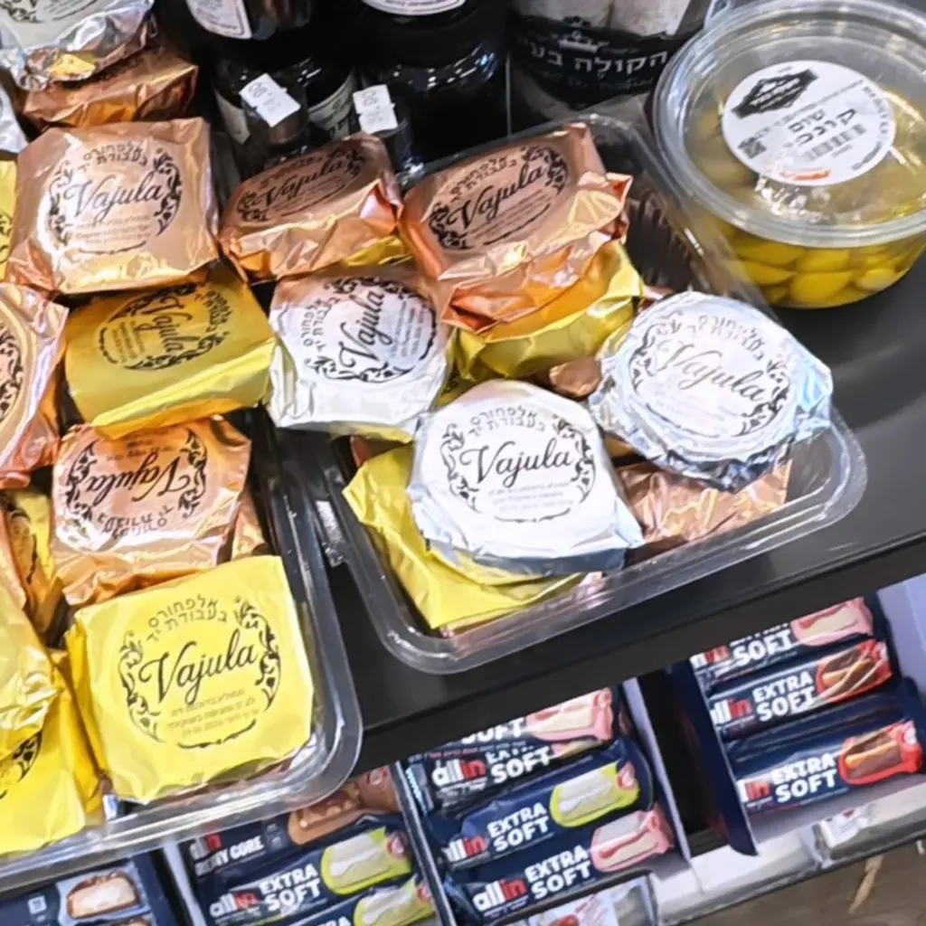 Nos llena de orgullo y felicidad ver nuestros alfajores en este lugar tan hermoso, con gente maravillosa. &iexcl;Da gusto! 🤍✨ זה נותן לנו כל-כך הרבה גאווה ואושר לדעת שהאלפחורס שלנו נמכרים במקום היפה הזה, עם אנשים נפלאים. איזה כיף! 🤍✨ @hakole.bahir.tlv