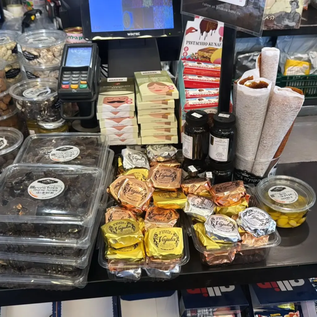 Nos llena de orgullo y felicidad ver nuestros alfajores en este lugar tan hermoso, con gente maravillosa. &iexcl;Da gusto! 🤍✨ זה נותן לנו כל-כך הרבה גאווה ואושר לדעת שהאלפחורס שלנו נמכרים במקום היפה הזה, עם אנשים נפלאים. איזה כיף! 🤍✨ @hakole.bahir.tlv