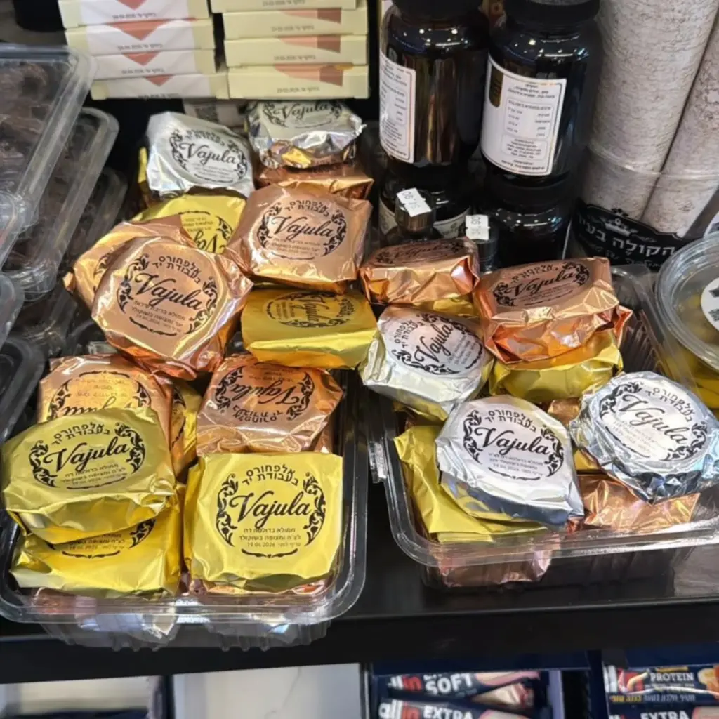 Nos llena de orgullo y felicidad ver nuestros alfajores en este lugar tan hermoso, con gente maravillosa. &iexcl;Da gusto! 🤍✨ זה נותן לנו כל-כך הרבה גאווה ואושר לדעת שהאלפחורס שלנו נמכרים במקום היפה הזה, עם אנשים נפלאים. איזה כיף! 🤍✨ @hakole.bahir.tlv