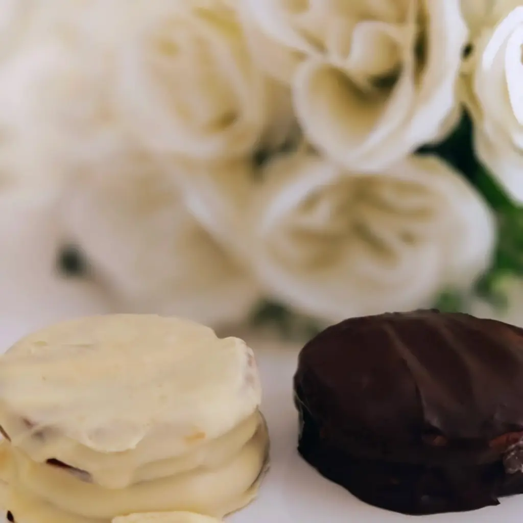 שלום!! כל יום העסק שלנו של אלפחורס ממשיך לגדול ב"ה 📈 התחלנו לייצר במאפייה עם תעודת כשרות מהדרין. מי שרוצה להזמין יכול לעשות זאת דרך האתר שלנו: https://vajula.com/ ולטעום את אלפחורס Vajula &ndash; אותנטיים, ארגנטינאיים בעבודת יד 😋🇦🇷 Hola!! Cada dia nuestro emprendimiento de alfajores crece mas B"H. Empezamos a producir en una panader&iacute;a con teudat kashrut meadrin. Para qui&eacute;n quiera pedir lo puede hacer en nuestra pagina web https://vajula.com/ Y probar los ricos Alfajores Vajula aut&eacute;nticos Argentinos Artesanales.