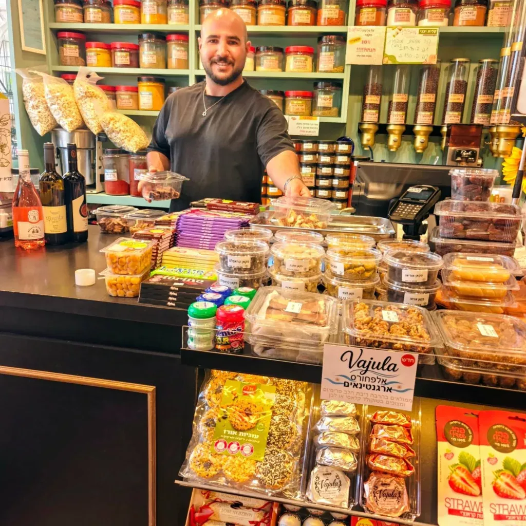 Si est&aacute;s en Modi'in, pas&aacute; por el centro comercial Emek HaEla y llevate un alfajor Vajula 🤎 @kliat_yvgimodiin96 אם אתם במודיעין, קפצו למרכז המסחרי עמק האלה וקחו איתכם אלפחור של Vajula. 🤎