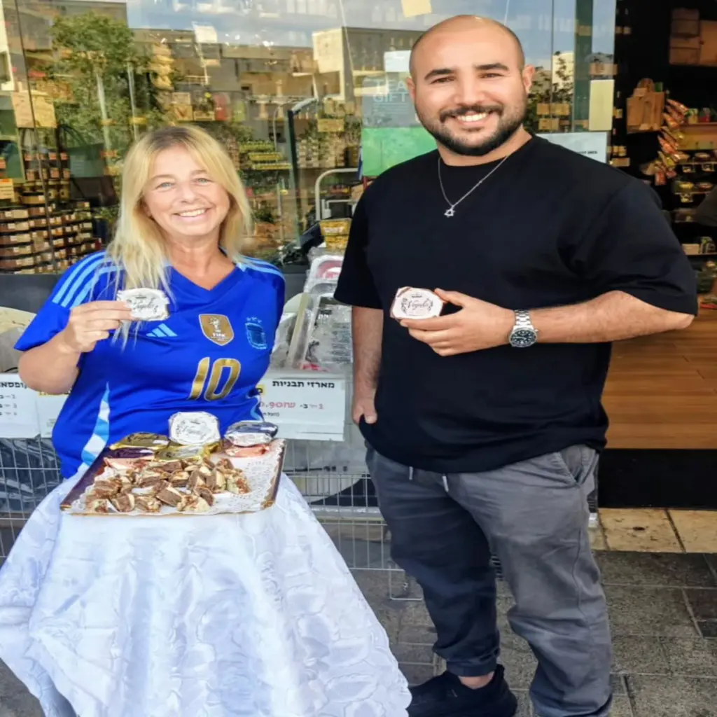 אנשים טובים באמצע הדרך...

כשעלינו לארץ, אחד העסקים הראשונים שהכרנו היה של יוני, במרכז המסחרי בעמק האלה.

גם כשהעברית שלנו עוד לא הייתה טובה, הוא תמיד קיבל אותנו בחיוך, בסבלנות ובחום.

היום, לצד ניהול העסק שלו באותה חום ואכפתיות, הוא נותן לנו את האפשרות למכור שם את אלפחורס Vajula שלנו.

תודה על התמיכה בעסק שלנו ובסיפור שלנו.

הלוואי ויהיו עוד אנשים כאלה. ❤️

שבת שלום ✨

Gente buena que uno se cruza en el camino...

Cuando hicimos ali&aacute;, uno de los primeros negocios que conocimos fue el de Ioni, en el centro comercial de Emek HaEla.

Aun cuando nos costaba hablar hebreo, siempre nos recibi&oacute; con una sonrisa y mucho cari&ntilde;o.

Hoy, adem&aacute;s de atender su negocio con la misma calidez de siempre, nos da la oportunidad de vender all&iacute; nuestros Alfajores Vajula.

Gracias por apoyar nuestro emprendimiento y nuestra historia.

Por m&aacute;s personas as&iacute;. ❤️
Shabat Shalom. ✨a.
Aun cuando nos costaba hablar hebreo, siempre nos recibi&oacute; con una sonrisa y mucho cari&ntilde;o.
Hoy, adem&aacute;s de atender su negocio con la misma calidez de siempre, nos da la oportunidad de vender all&iacute; nuestros Alfajores Vajula.
Gracias por apoyar nuestro emprendimiento y nuestra historia.
Por m&aacute;s personas as&iacute;. ❤️
Shabat Shalom. ✨